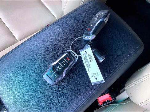 Used 2016 Ford Explorer XLT w/ Equipment Group 202A image 14