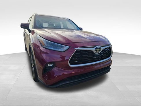 Used 2021 Toyota Highlander XLE image 7