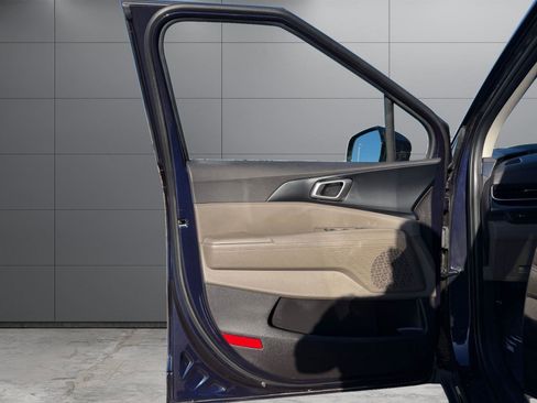 Used 2025 Kia Carnival image 14