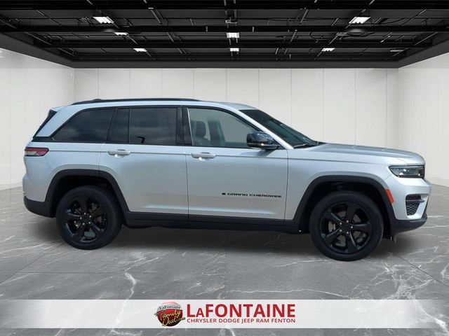 Used 2024 Jeep Grand Cherokee Altitude AWD/4WD image 6