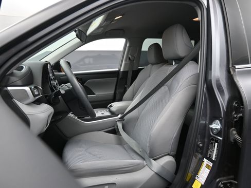 Used 2021 Toyota Highlander L image 17