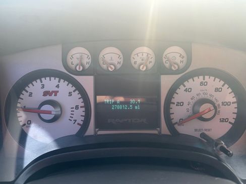 Used 2010 Ford F150 Raptor image 19