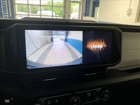 Used 2024 Jeep Wrangler Unlimited AWD/4WD image 19