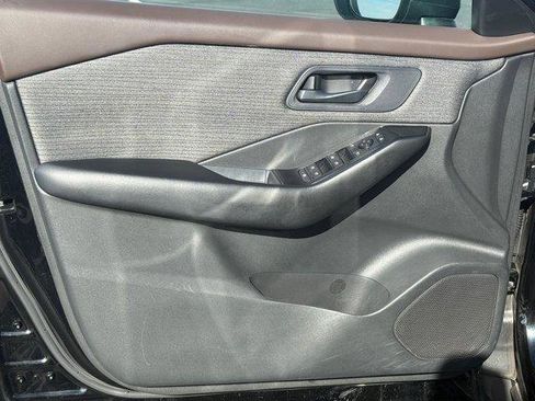 Used 2023 Nissan Rogue S image 18