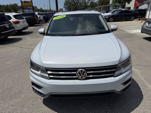 Used 2018 Volkswagen Tiguan SE w/ Panoramic Sunroof Package FWD image 2