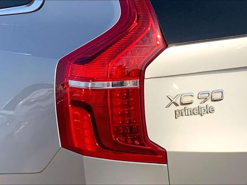 Used 2022 Volvo XC90 T5 Momentum FWD image 29