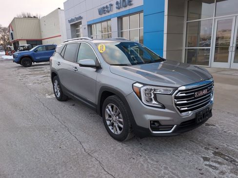 Used 2024 GMC Terrain SLT w/ Infotainment Package II image 2