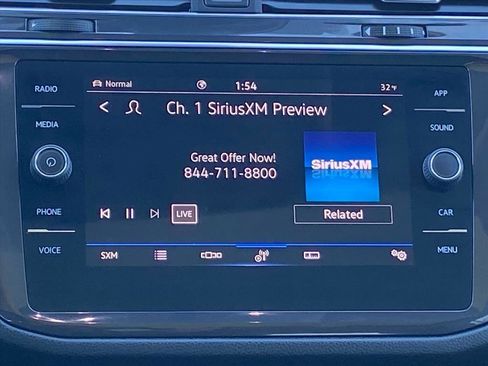 Used 2022 Volkswagen Tiguan SE w/ Panoramic Sunroof Package image 9