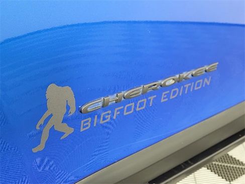 Used 2019 Jeep Cherokee Trailhawk image 8