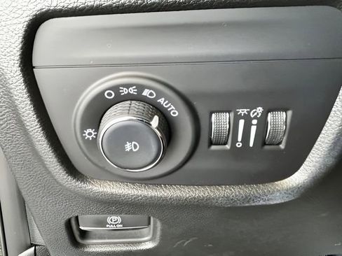 Used 2024 Jeep Grand Cherokee Limited image 36