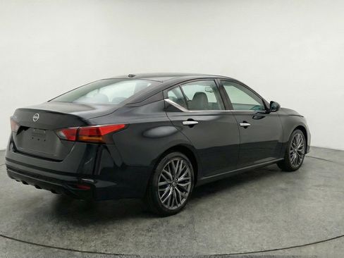 Used 2025 Nissan Altima 2.5 SV FWD image 9