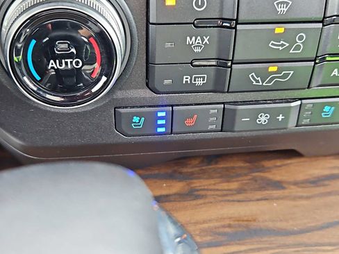 Used 2019 Ford F150 Lariat w/ Equipment Group 502A Luxury AWD/4WD image 16