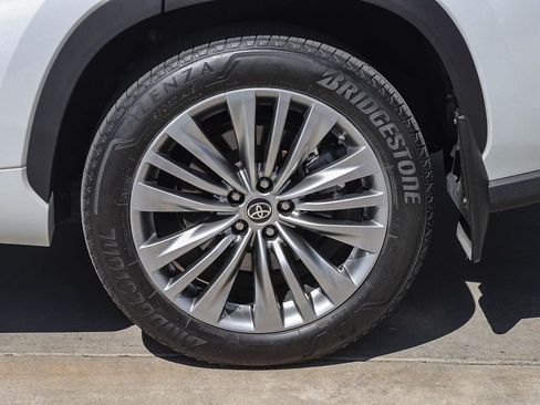 Used 2022 Toyota Highlander Platinum AWD/4WD image 11