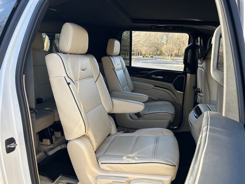 Used 2024 Cadillac Escalade ESV Premium Luxury image 47