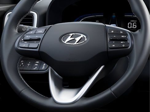 Used 2025 Hyundai Venue Limited FWD image 15