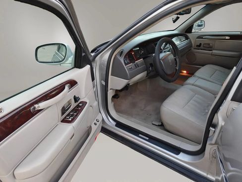 Used 2007 Lincoln Town Car Signature RWD image 3