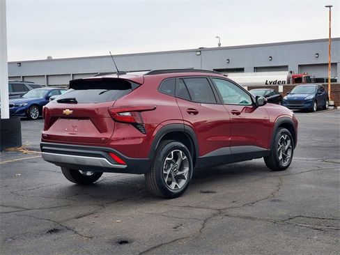 Used 2025 Chevrolet Trax LT image 3