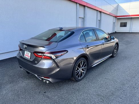 Used 2023 Toyota Camry SE w/ Cold Weather Package image 5
