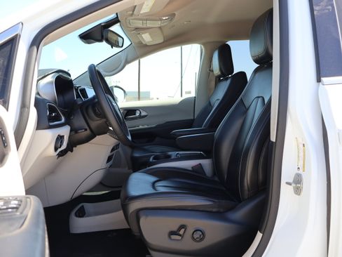 Used 2023 Chrysler Pacifica Touring-L image 13