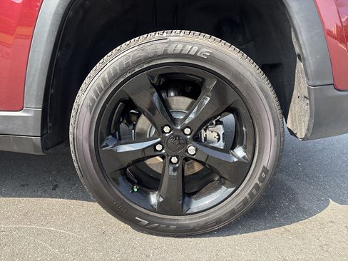 Used 2023 Jeep Grand Cherokee Altitude RWD image 14