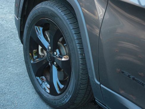 Used 2017 Jeep Cherokee Sport FWD image 25