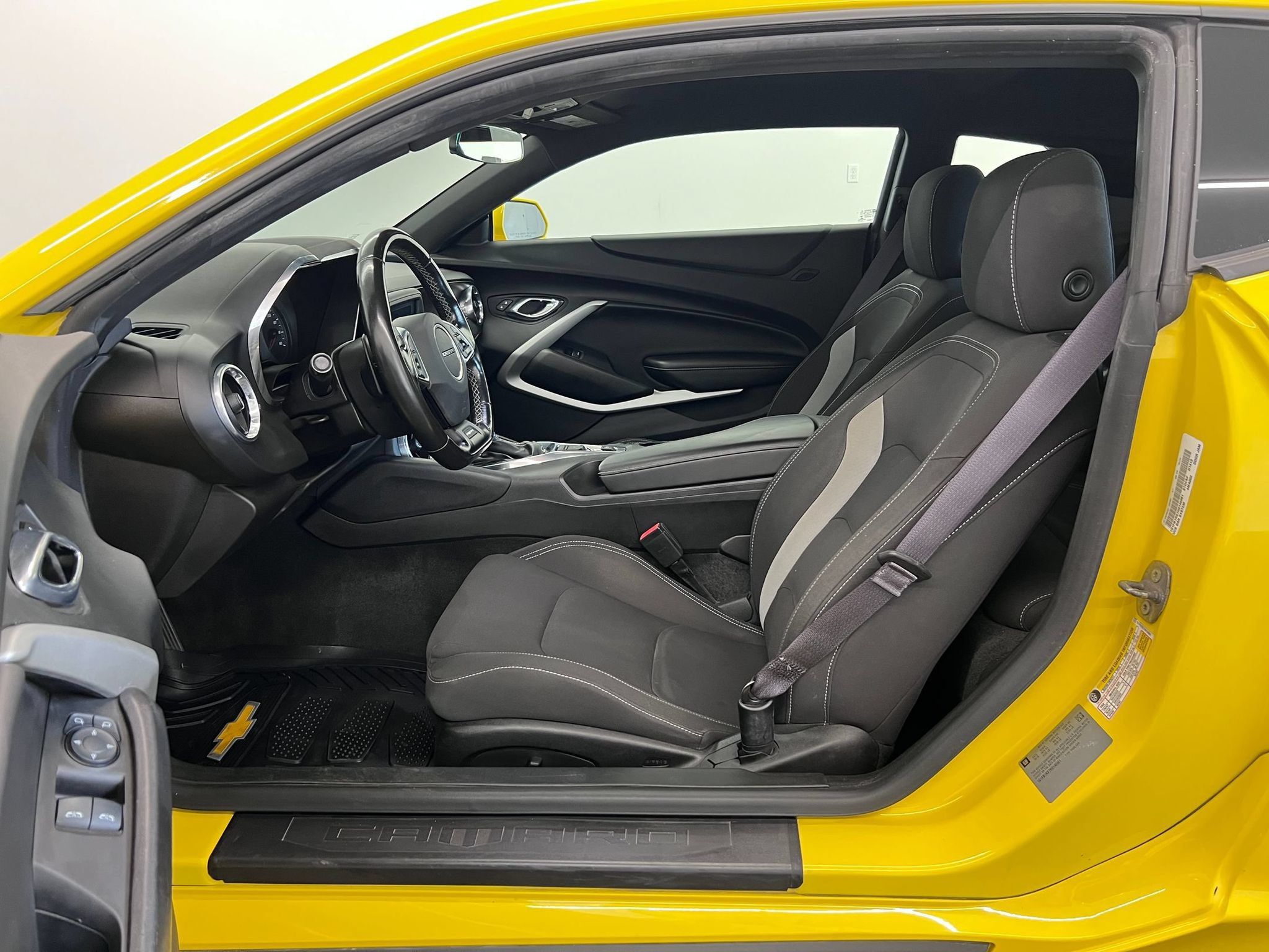 Used 2017 Chevrolet Camaro LT RWD image 5
