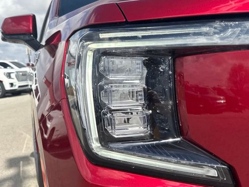 Used 2024 GMC Yukon XL SLT w/ SLT Luxury Package image 12