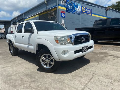 Used 2011 Toyota Tacoma PreRunner w/ SR5 Pkg #2 RWD image 1