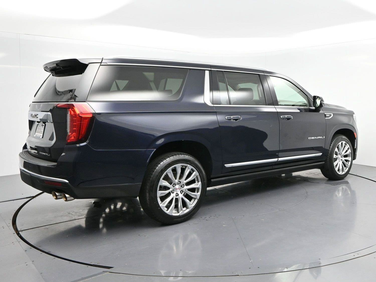 Used 2023 GMC Yukon XL Denali AWD/4WD image 7
