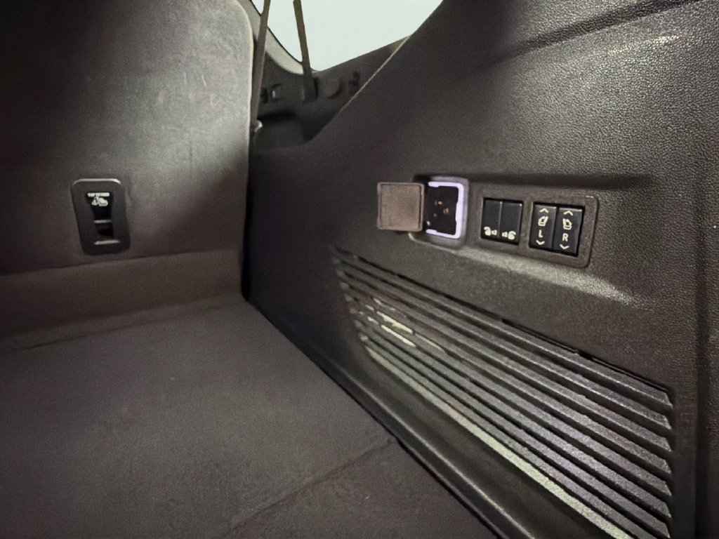 Used 2025 GMC Yukon XL Denali AWD/4WD image 31