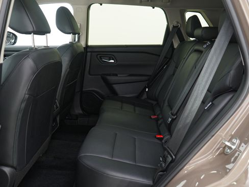 Used 2024 Nissan Rogue SV w/ SV Premium Package image 15