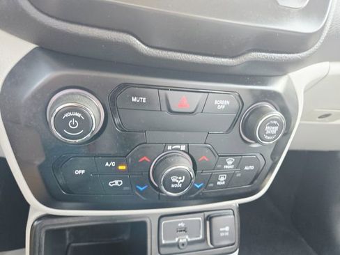 Used 2020 Jeep Renegade Latitude w/ Cold Weather Group FWD image 26