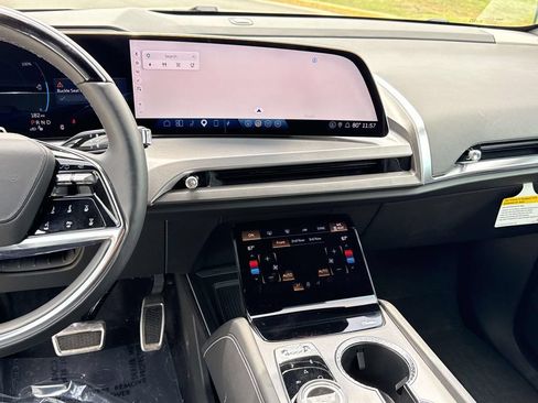 Used 2026 Cadillac Vistiq Platinum w/ LPO, Floor Liner Package AWD/4WD image 9