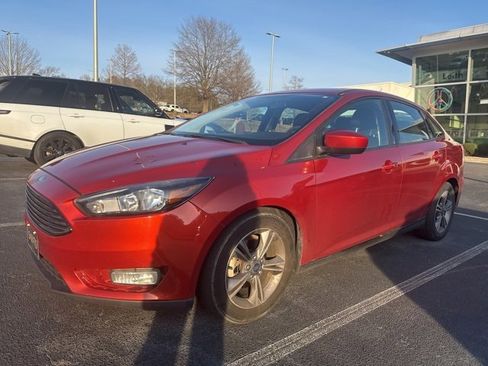 Used 2018 Ford Focus SE w/ SE Appearance Package image 13