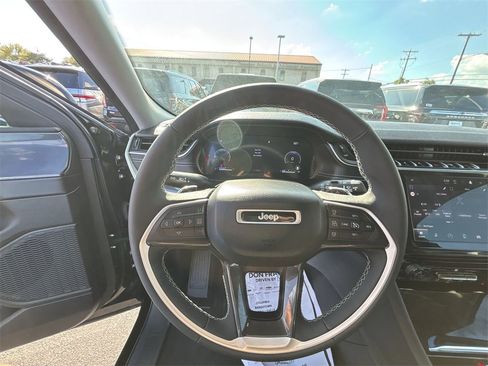 Used 2023 Jeep Grand Cherokee Laredo image 20