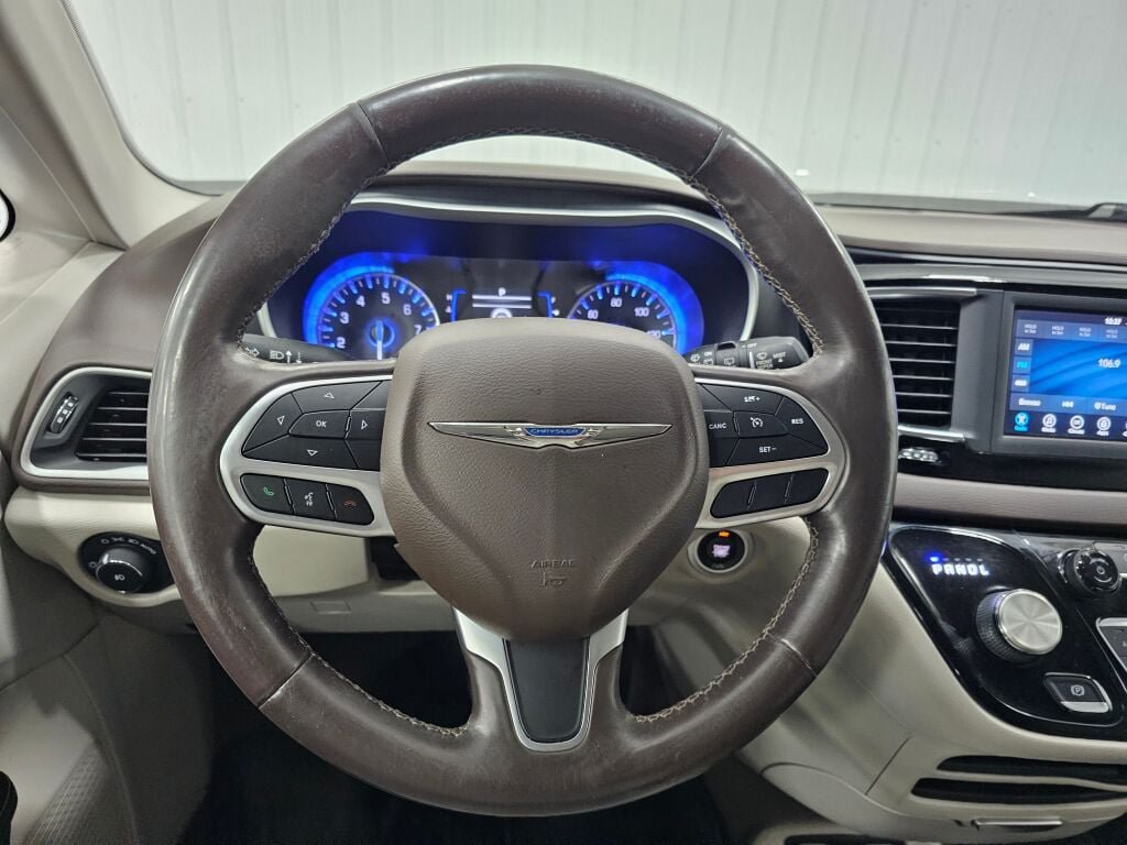 Used 2020 Chrysler Pacifica Touring-L FWD image 14