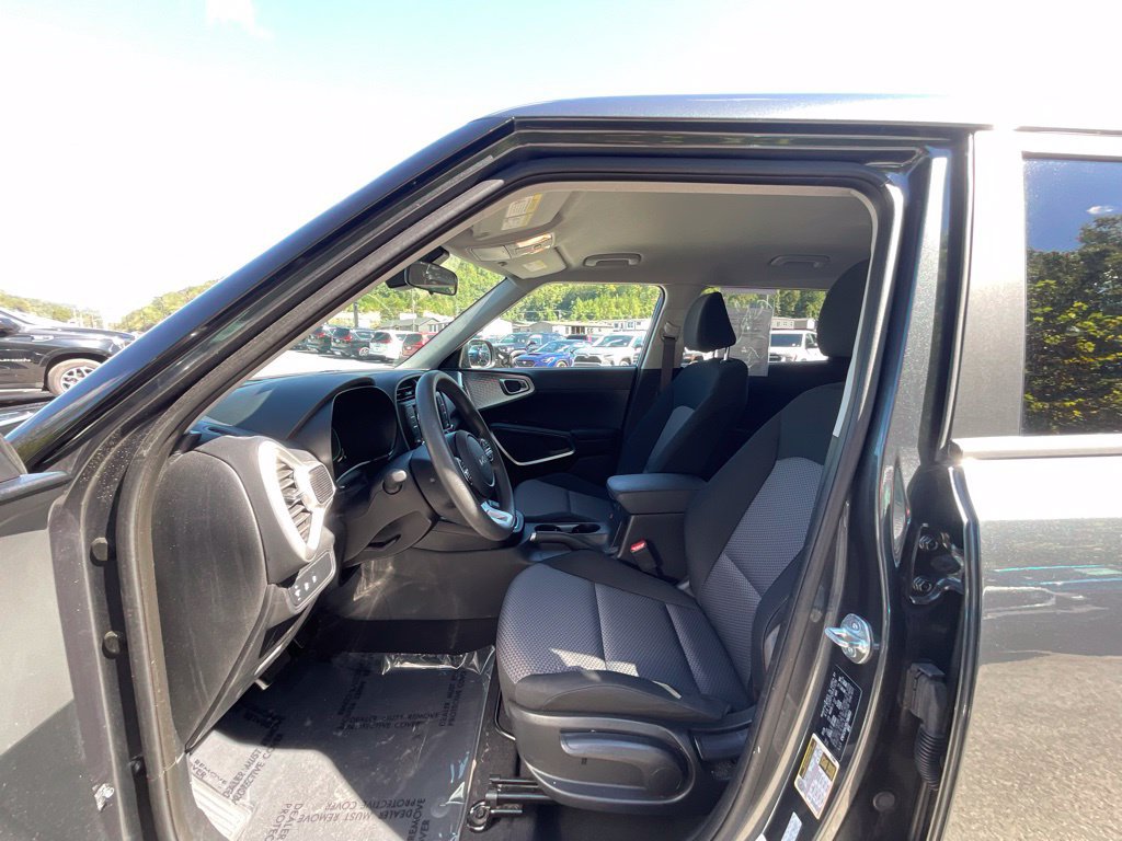Used 2025 Kia Soul LX w/ LX Technology Package FWD image 9