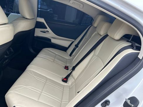 Certified 2022 Lexus ES 300h Ultra Luxury w/ Accessory Package 2 FWD image 13