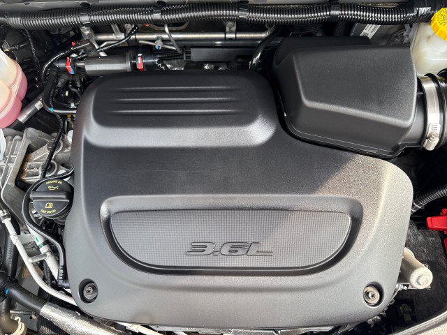 Used 2025 Chrysler Pacifica Select FWD image 32