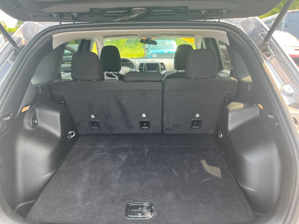 Used 2019 Jeep Cherokee Latitude w/ Popular Appearance Group AWD/4WD image 22
