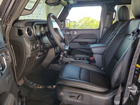 New 2026 Jeep Gladiator Sport AWD/4WD image 17