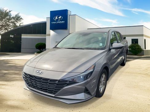 Used 2021 Hyundai Elantra SE image 3