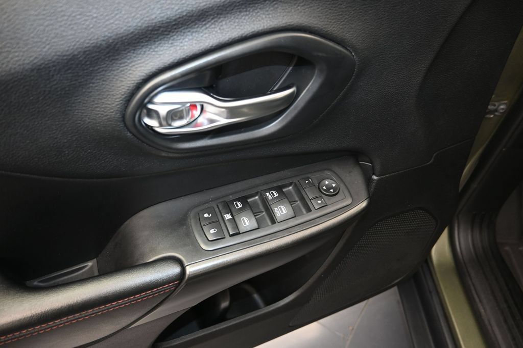 Used 2020 Jeep Cherokee Trailhawk w/ Cold Weather Group AWD/4WD image 11