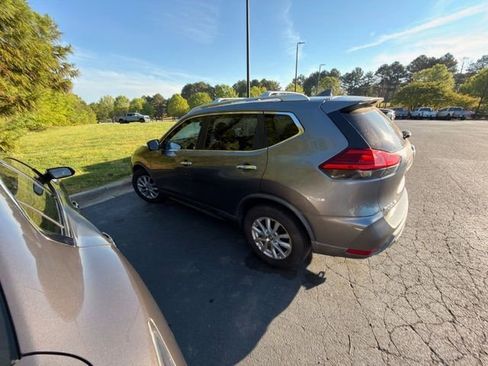 Used 2017 Nissan Rogue SV w/ SV Premium Package image 4