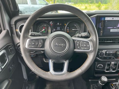 Used 2024 Jeep Wrangler Unlimited Sahara w/ Technology Group AWD/4WD image 21