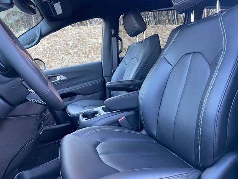 New 2026 Chrysler Pacifica Select image 12