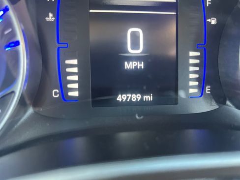 Used 2024 Chrysler Voyager LX image 17