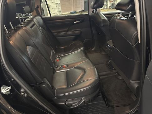 Used 2021 Toyota Highlander XLE image 26