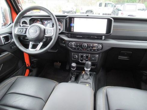 Used 2025 Jeep Wrangler Sahara image 15