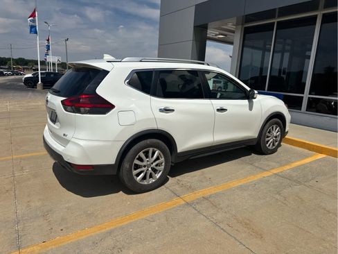 Used 2019 Nissan Rogue SV FWD image 3